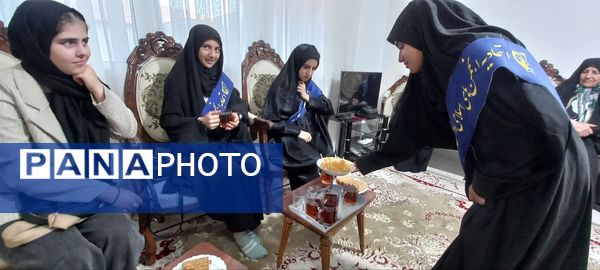 دیدار دانش‌آموزان دبیرستان بهار آزادی با همسر شهید مجید رجایی