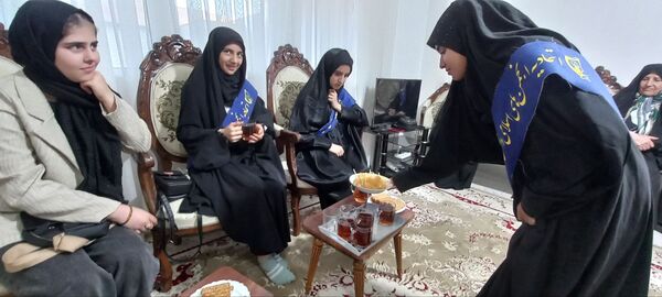 دیدار دانش‌آموزان دبیرستان بهار آزادی با همسر شهید مجید رجایی