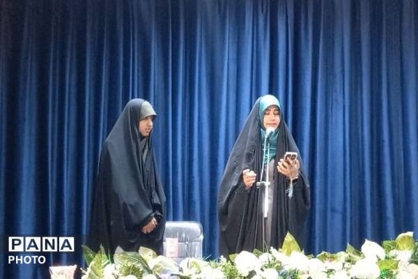 حضور دانش آموزان نخبه نهج البلاغه و حافط قرآن کریم چهارانگه در مصلا نماز جمعه 