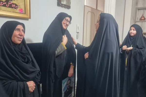 دیدار دانش آموزان فرزانگان با خانواده شهید صفری علمدار