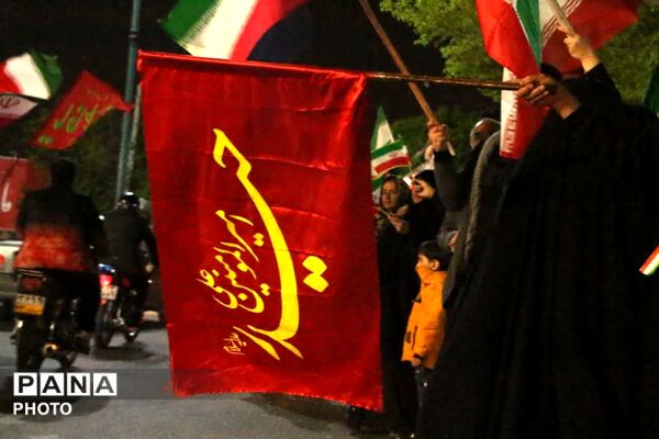 خواندن دسته جمعی سرود ملی ایران در باغ ملی یزد