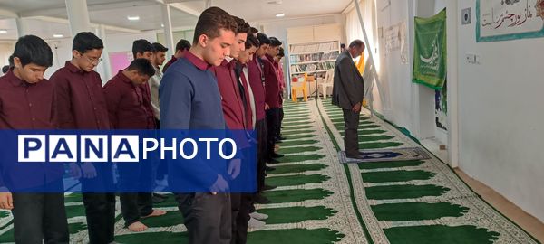 برپایی نماز جماعت در دبیرستان نمونه ایمان الله خامنه ای 