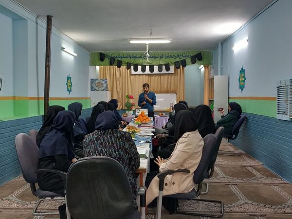 جلسه شورای دبیران در دبیرستان دخترانه فضه 