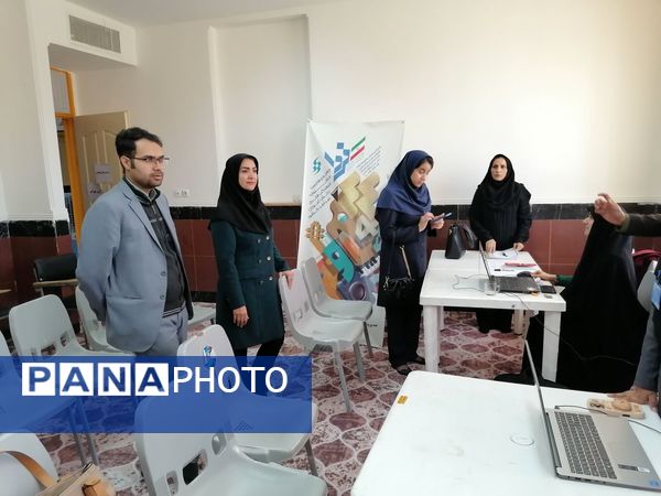 آثار دانش اموزان هنرمند کاشمر در کانون عاطفه 