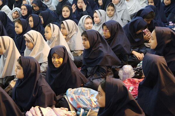 اهدا لوازم تحریر به دانش‌آموزان کم برخوردار در دبستان شهید خبره فرشچی ناحیه یک شهرری