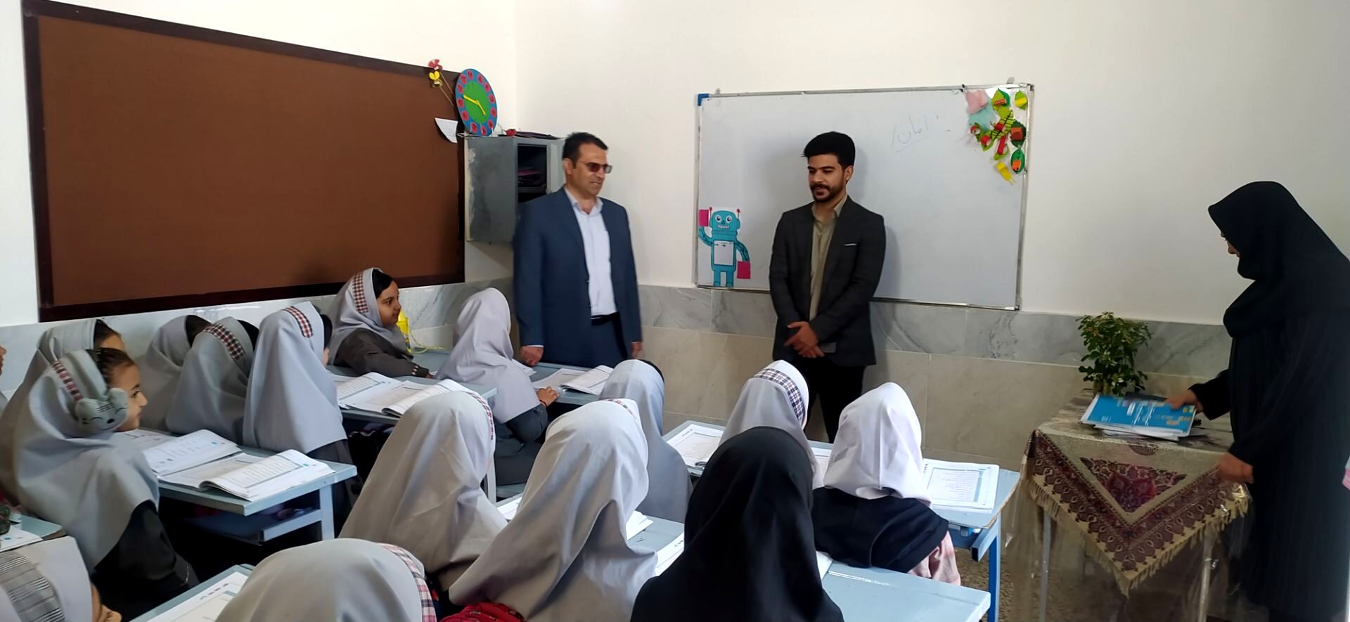 بازدید مسئولین آموزش و پرورش از دبستان دخترانه شهید نجفی فدافن