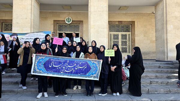 راهپیمایی باشکوه روز ۱۳ آبان در میدان امام خمینی(ره) اصفهان 