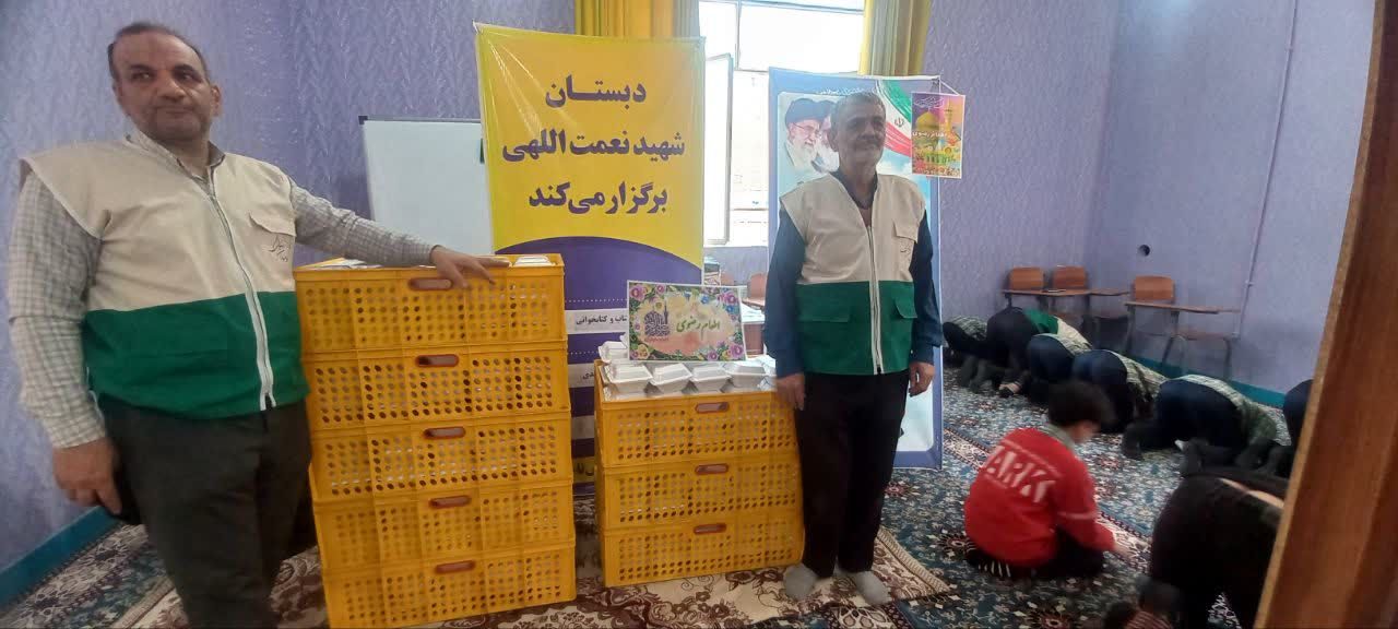 دانش‌آموزان دبستان شهید نعمت‌اللهی مهمان سفره رضوی شدند