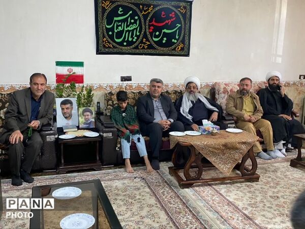تکریم خانواده‌های معظم شهدا در شهر هشتگرد با حضور مدیران ارشد شهرستان
