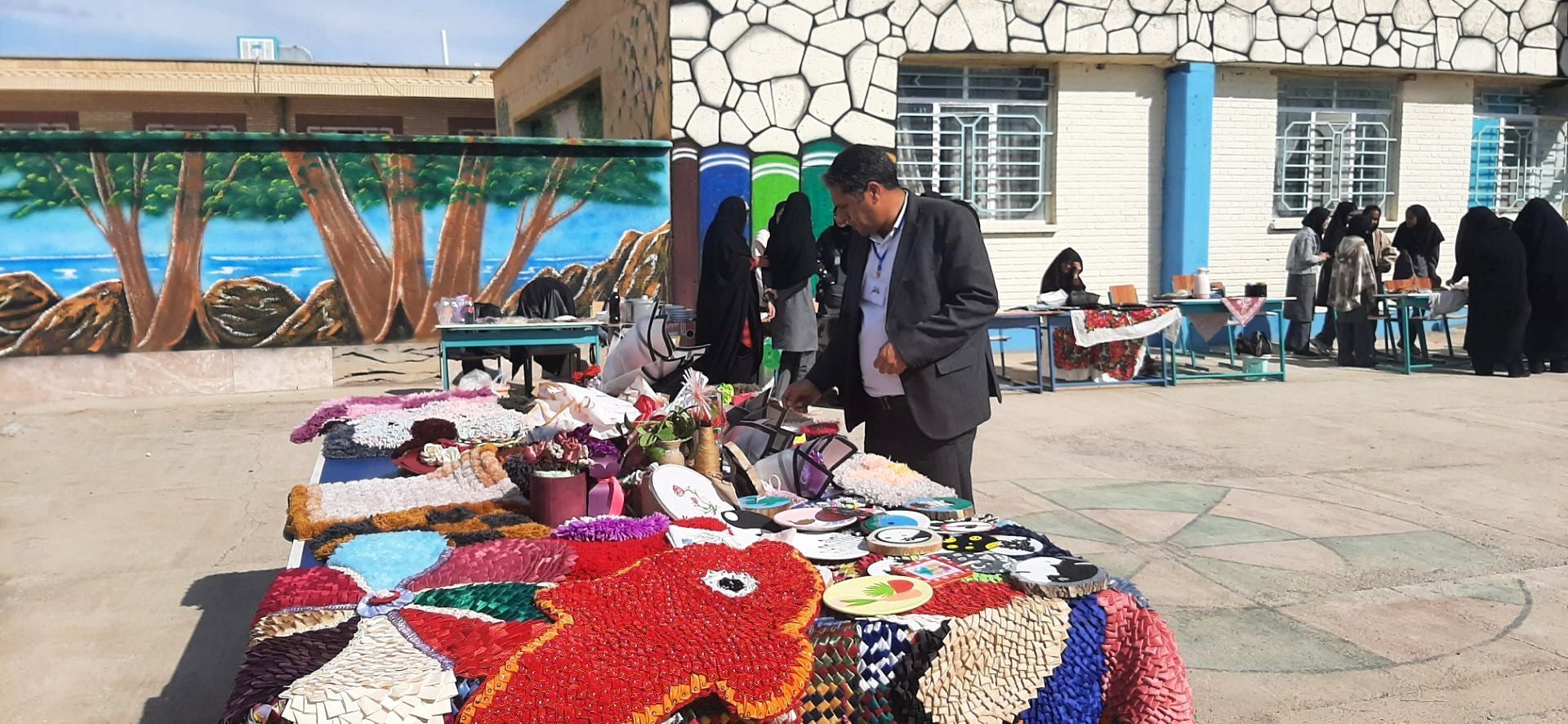 بازارچه دانش آموزی در دبیرستان حاج مهدی روحانی خلیل آباد