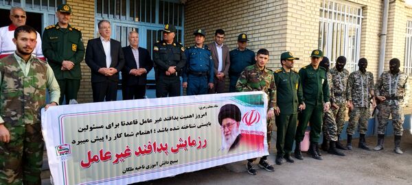 دانش‌آموزان ملکان در خط مقدم ایمنی؛ اجرای مانور پدافند غیرعامل در مدرسه امام حسین(ع)