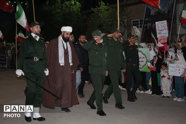 حضور پرشور دختران جان‌فدا در اجتماع شبانه با لباس بسیجی