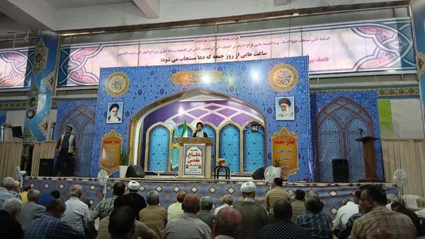 سخنرانی معاون مدیرکل و مدیر آموزش و پرورش کاشان در نماز جمعه و برگزاری میز خدمت در مصلی