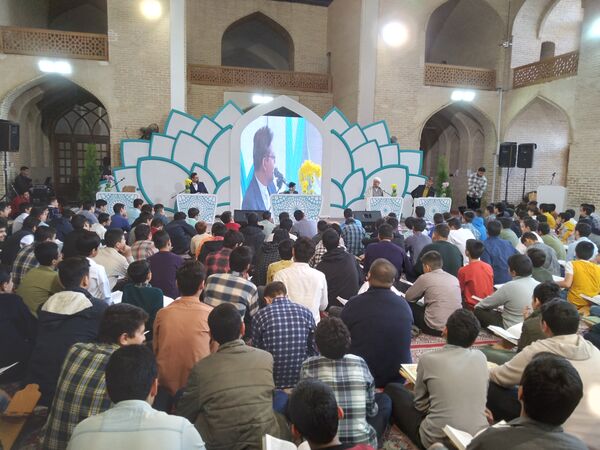 بزرگترین محفل دانش‌آموزی انس با قرآن در شهر یزد 