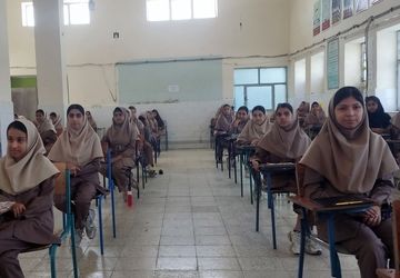 امتحان پایانی در دبیرستان نمونه دولتی آسیه حاجی‌آباد 