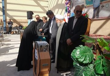 برگزاری جشن عاطفه‌ها در دبیرستان‌ دخترانه‌ شهید پاک‌نژاد