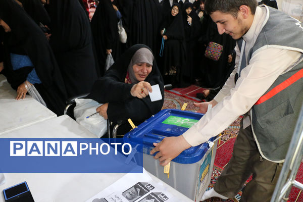 جلوه‌هایی از حضور نوجوانان قمی در شعبه‌های اخذ رای -1