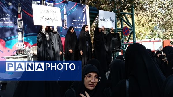 دانش‌آموزان با حضور در راهپیمایی ۱۳ آبان تنفر خود را نسبت به شیاطین امروزی نشان دادند