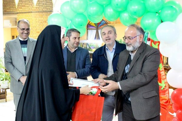 گرامیداشت فرهنگ ایثار با تقدیر از دانش‌آموزان فرزند شهید در منطقه ۵