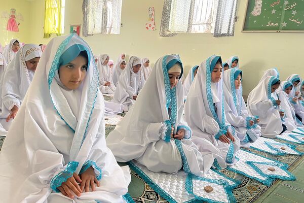 لحظه‌های ناب بندگی در نماز جماعت دانش‌آموزان آباده