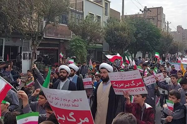 حضور پرشکوه دانش‌آموزان کهریزک و باقرشهر در راهپیمایی ۱۳ آبان