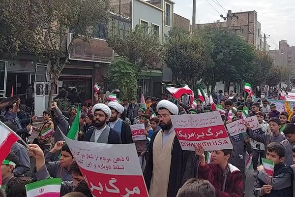 حضور پرشکوه دانش‌آموزان کهریزک و باقرشهر در راهپیمایی ۱۳ آبان