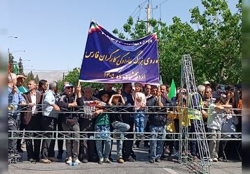 پیاده‌روی خانوادگی به‌مناسبت روز کارگر 