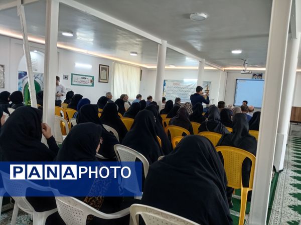 جلسه انجمن اولیا و مربیان مدرسه آیت الله خامنه‌ای