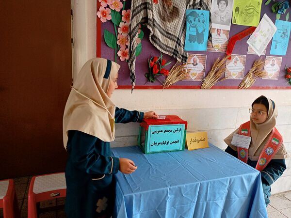انتخابات شورای دانش‌آموزی دبستان سمیه کاشمر 