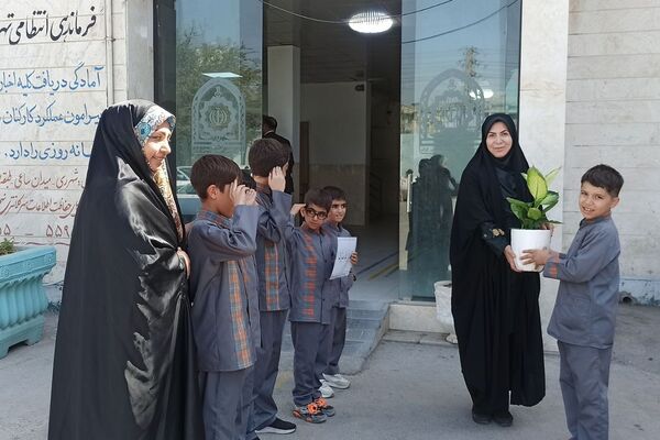 تقدیر دانش‌آموزان مدارس منطقه کهریزک از فرماندهان انتظامی کلانتری ۱۷۰ کهریزک و ۱۷۵ باقرشهر 