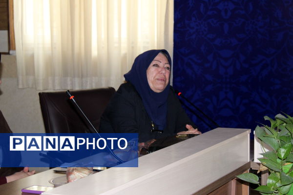 مراسم قدردانی از مهین باقری مجدی بانوی موفق به مناسبت روز زن و روز مادر در اداره آموزش و پرورش ناحیه 4 کرج