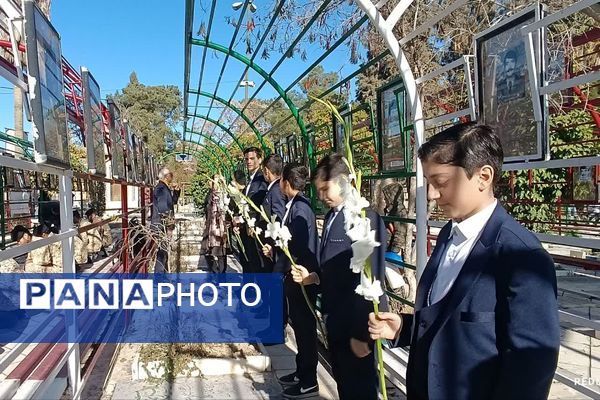 گل‌های سپاس بر مزار قهرمانان شیراز