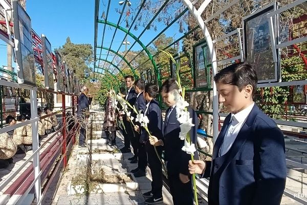 گل‌های سپاس بر مزار قهرمانان شیراز