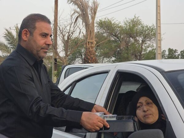 خدمت‌رسانی دانش‌آموزان و فرهنگیان ناحیه‌چهار اهواز به زوار اباعبدالله‌الحسین(ع)