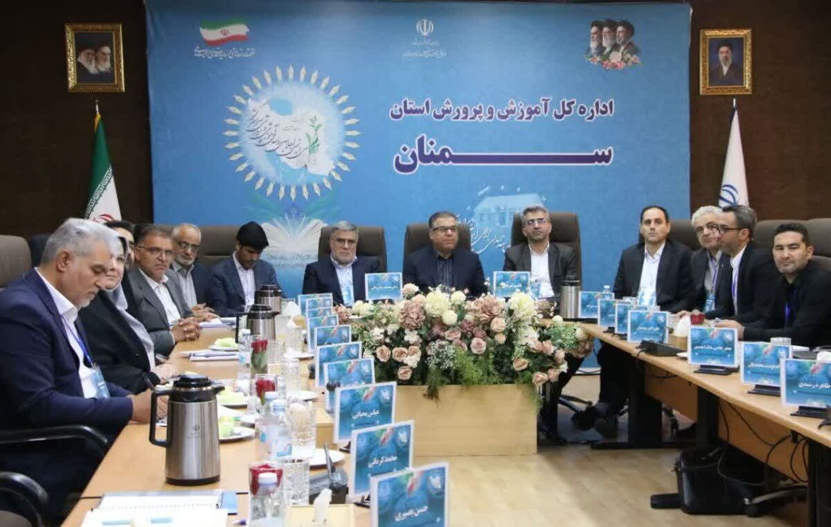 لوح تقدیر برترین شورای آموزش و پرورش کشور به استان سمنان اهدا شد
