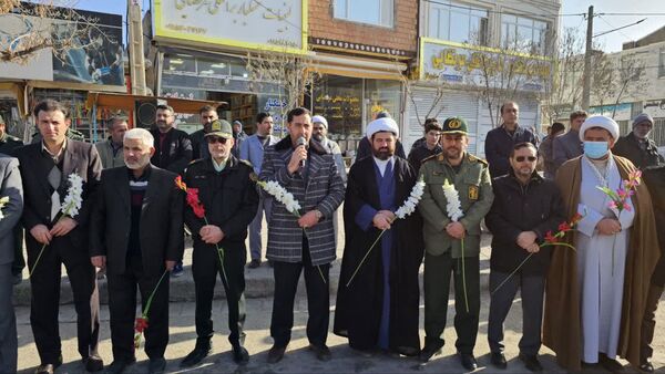 گلباران تمثال مبارک حضرت امام خمینی (ره) در سالروز ورود تاریخی و آغاز دهه فجر انقلاب اسلامی ایران 