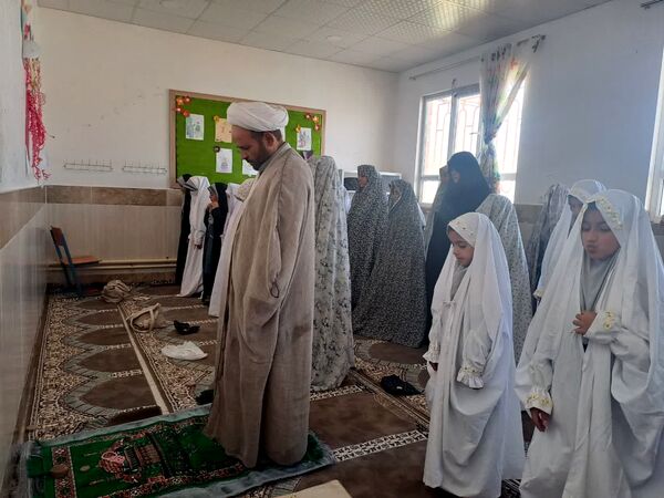 نماز جماعت در نمازخانه آموزشگاه زهرا عبداللهیان ارغا 