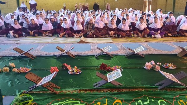 نور قرآن در ایام فاطمیه دبستان استقلال حاجی‌آباد را روشن کرد
