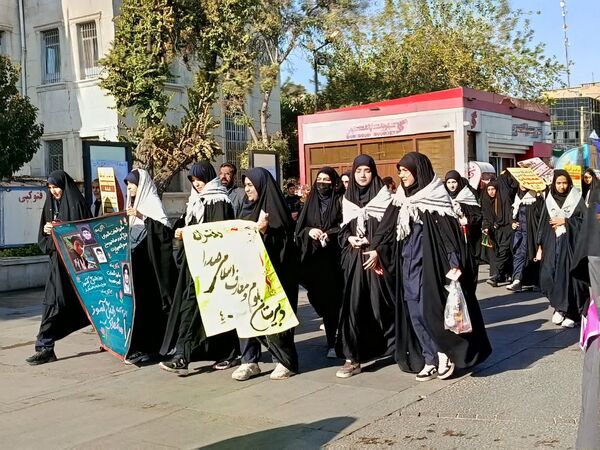 حضور دانش آموزان شیرازی درغرفه‌های فرهنگی راهپیمایی 13 آبان