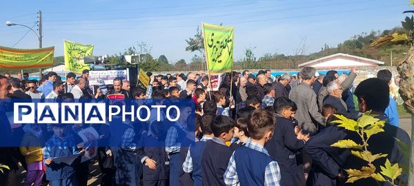 13 آبان متحد و استوار در مقابل استکبار