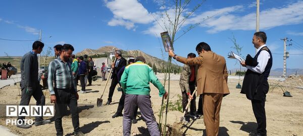 پویش کاشت نهال به یاد شهدای جنگ تحمیلی سوم در بوستان شهدای میناب شهرستان شیروان