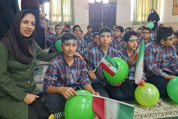 آرزوی فرج و سلامتی صاحب الزمان (عج) با دست‌های کوچک دانش‌آموزان شیرازی