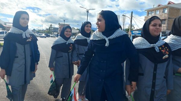 حضور پر شور نسل آینده در راهپیمایی روز دانش آموز 