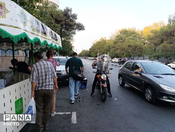ایستگاه صلواتی دهه اول ماه صفر در مقابل فاطمیه تهران به همت نوجوانان آرمانی برپا شد