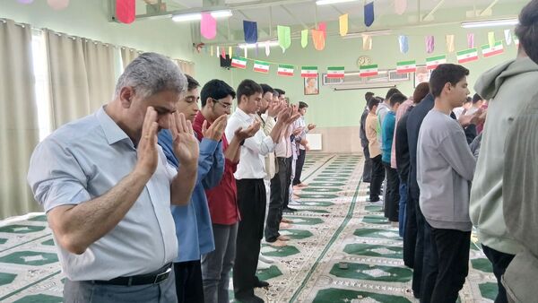 برگزاری نماز جماعت در دبیرستان نمونه دولتی معلم ساوجبلاغ 