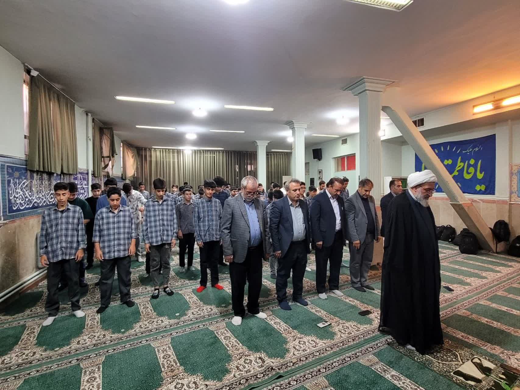 نماز رکن تربیتی و روشن‌کننده مسیر هویت دانش‌آموزان است