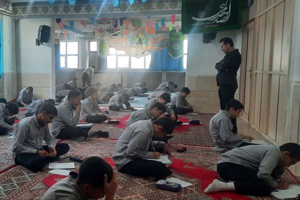   برگزاری امتحانات در دبیرستان هیات امنایی رازی 