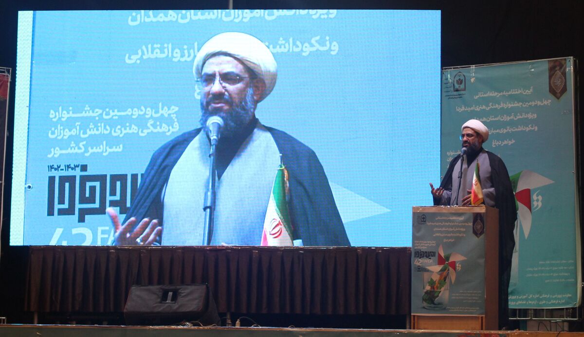دانش‌آموزان هنرمند مانند شمشیرزن در کنار امام حسین(ع) هستند