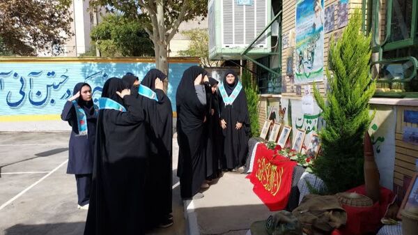 آیین گرامیداشت هفته دفاع مقدس در دبیرستان حضرت زهرا ناحیه ۶