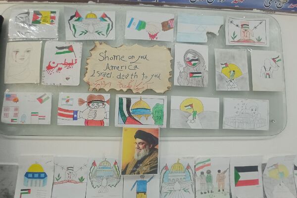 نمایشگاهی به نام نمایشگاه جبهه مقاومت در دبیرستان دخترانه دلیری 